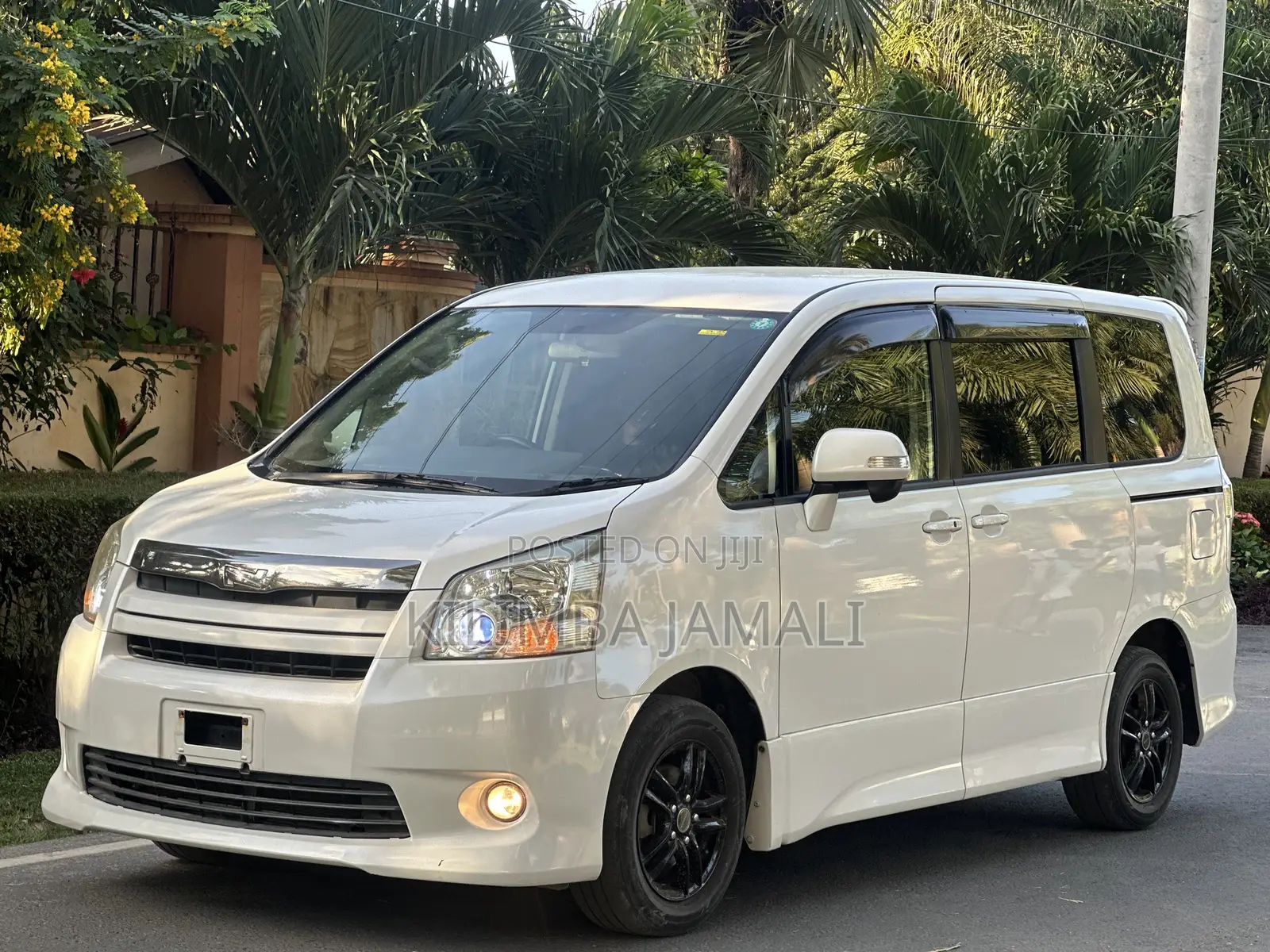 Toyota Noah 2009 White