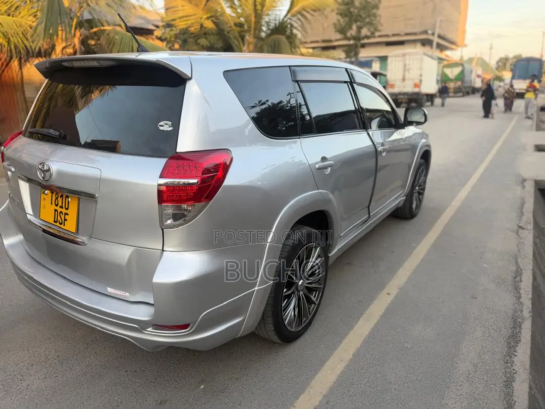Toyota Vanguard 2010 Silver