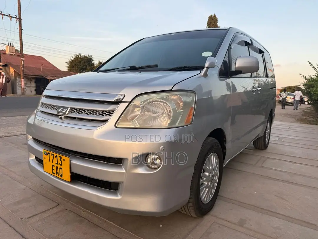 Toyota Noah 2006 Silver
