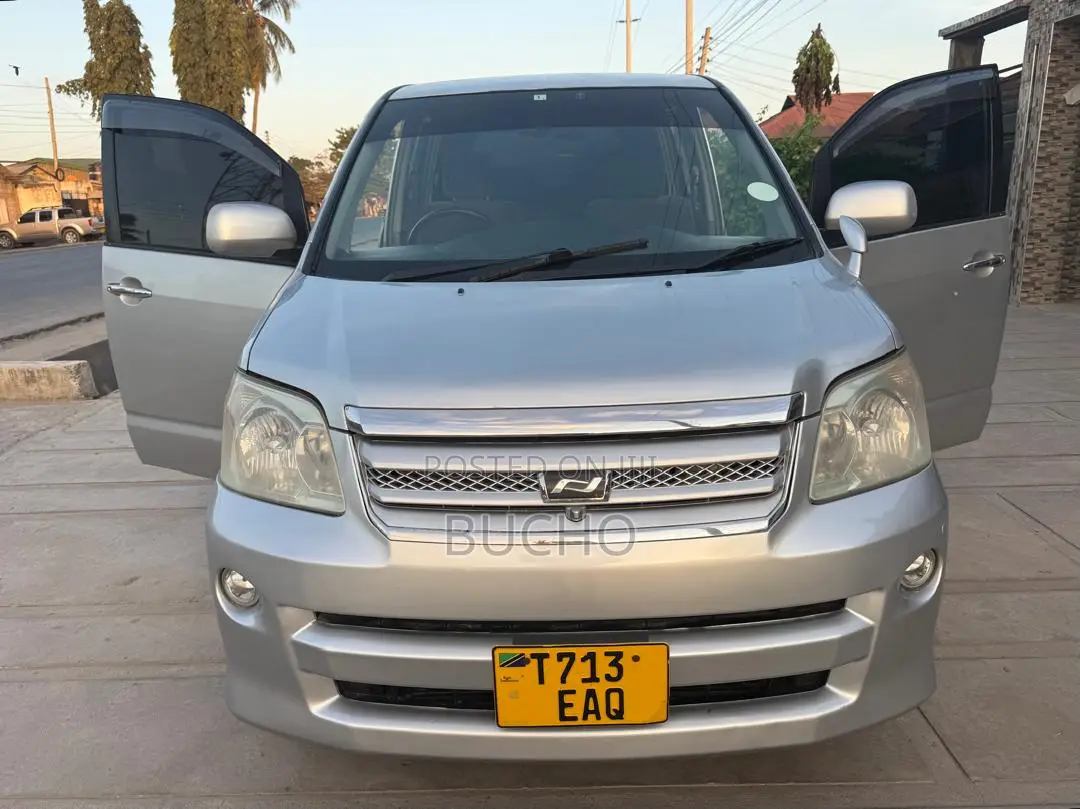Toyota Noah 2006 Silver