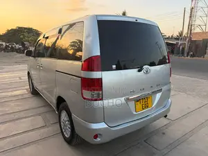 Toyota Noah 2006 Silver