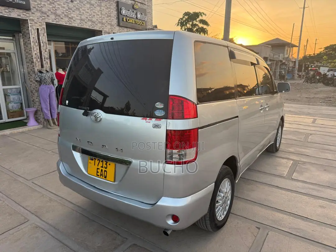 Toyota Noah 2006 Silver