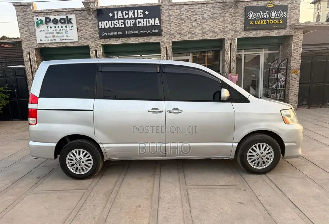 Toyota Noah 2006 Silver