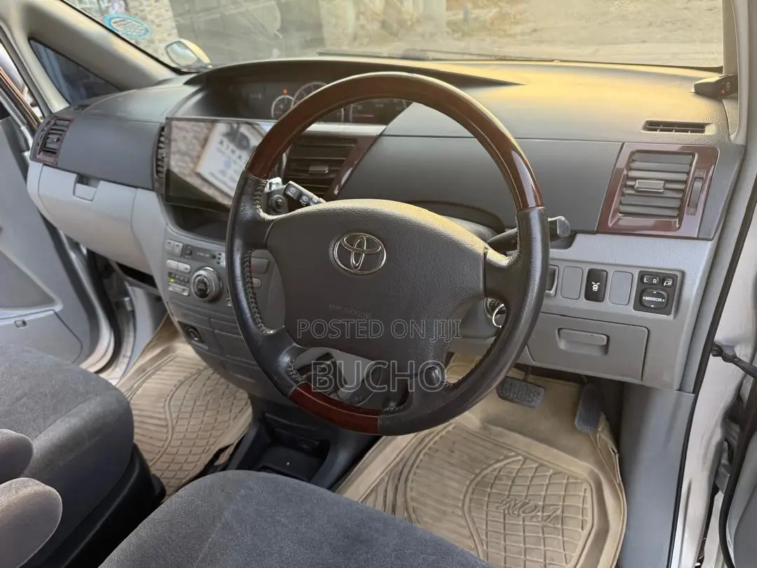 Toyota Noah 2006 Silver