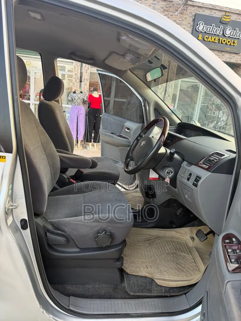 Toyota Noah 2006 Silver