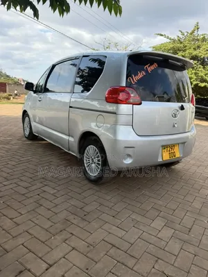 Toyota Porte 2004 Silver