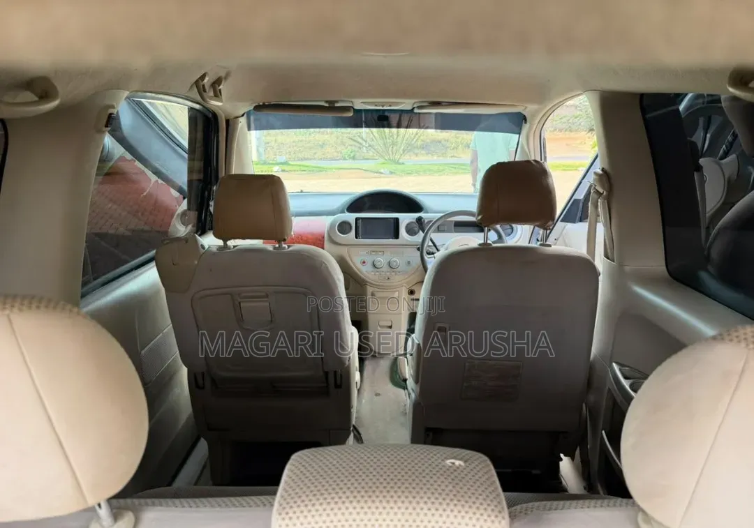 Toyota Porte 2004 Silver