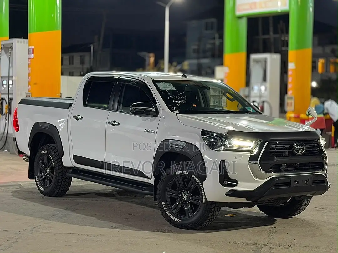 Toyota Hilux 2022 White