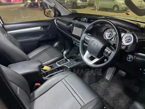 Toyota Hilux 2022 White