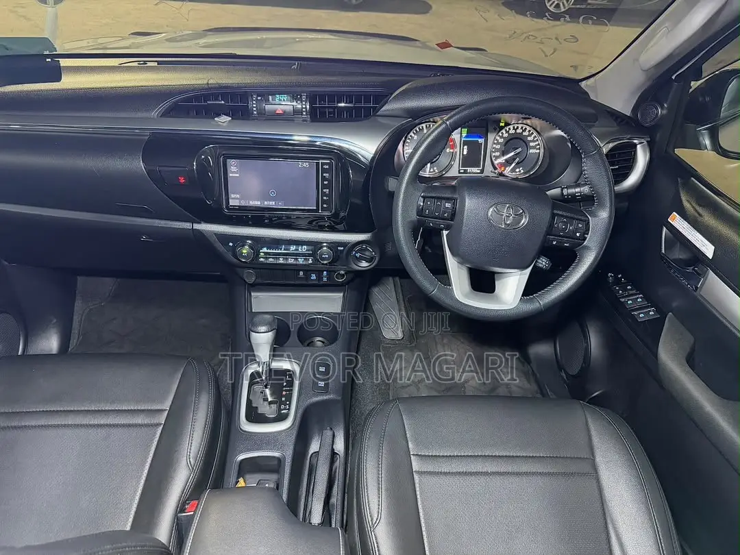 Toyota Hilux 2022 White