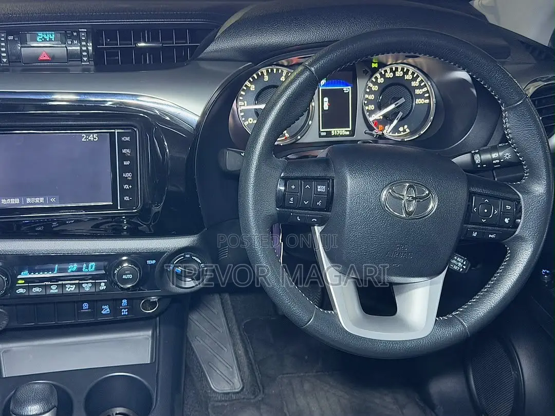 Toyota Hilux 2022 White