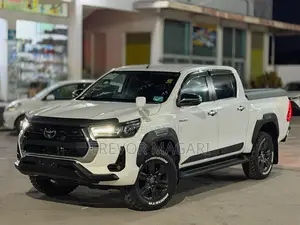 Toyota Hilux 2022 White