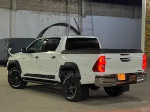 Toyota Hilux 2022 White