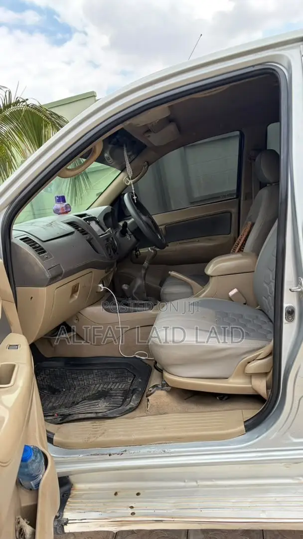 Toyota Hilux 2010 Silver