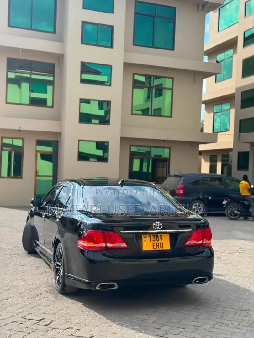 Toyota Crown 2010 Black
