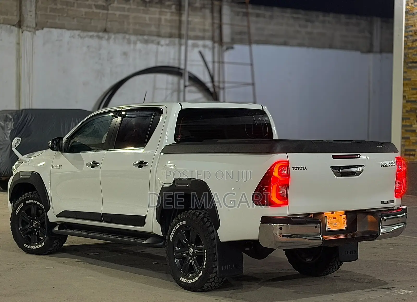 Toyota Hilux 2022 White