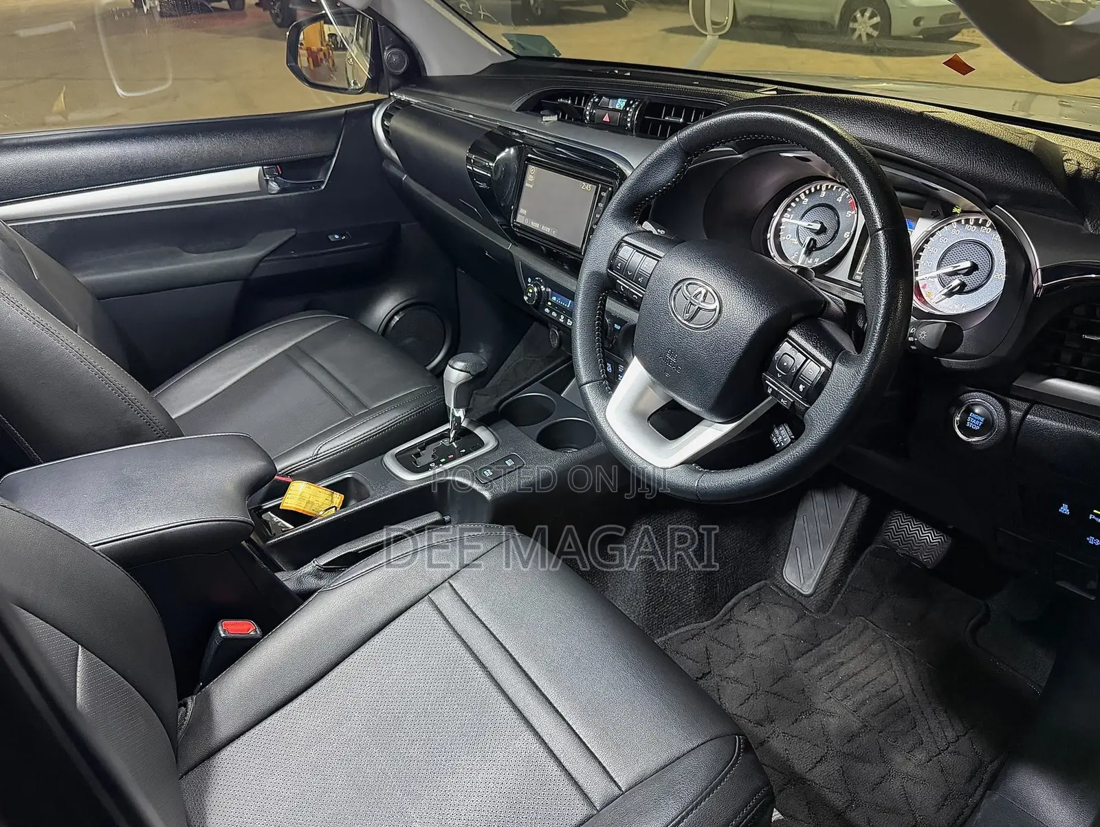 Toyota Hilux 2022 White