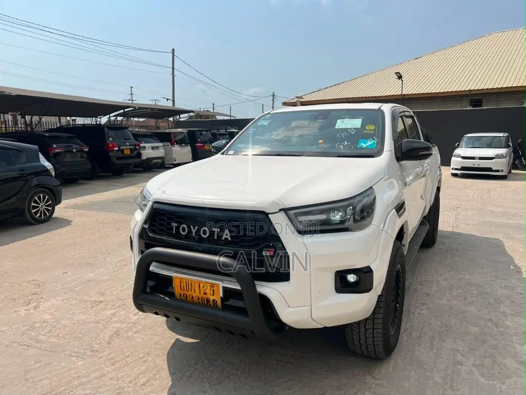Toyota Hilux 2025 White