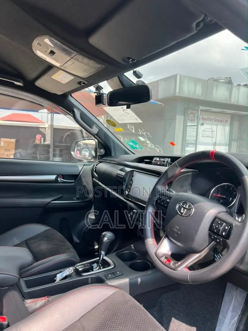 Toyota Hilux 2025 White