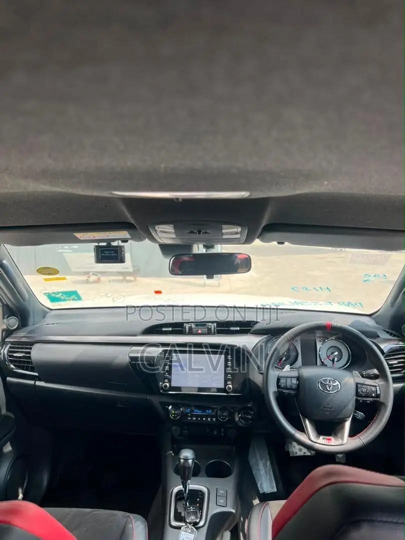 Toyota Hilux 2025 White