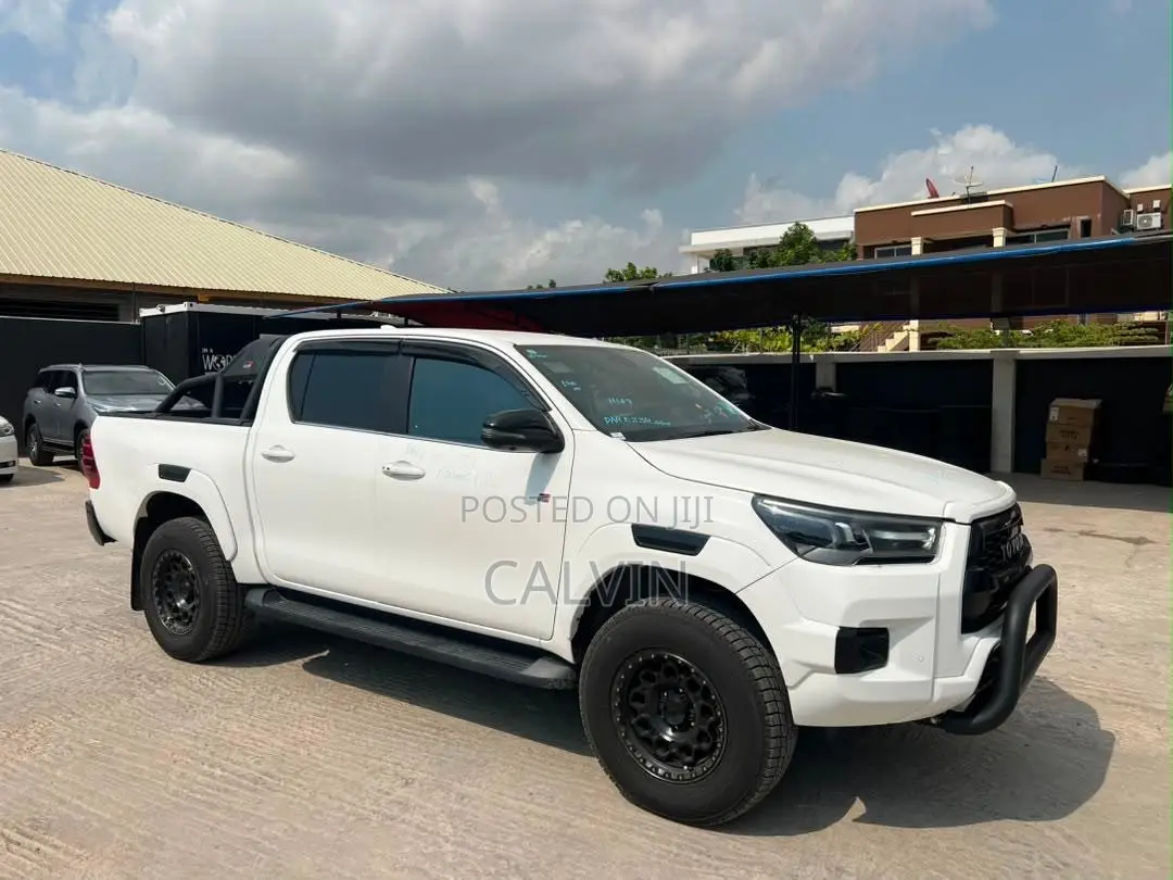Toyota Hilux 2025 White