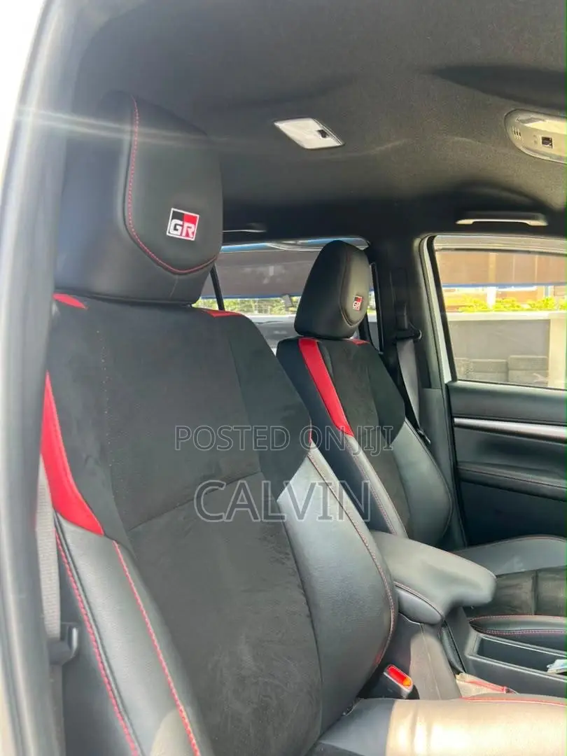 Toyota Hilux 2025 White