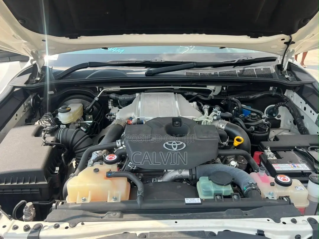 Toyota Hilux 2025 White