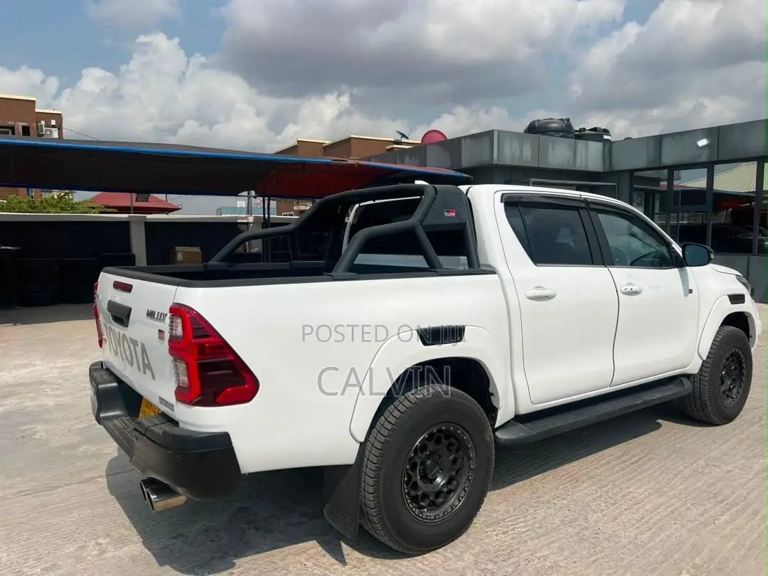 Toyota Hilux 2025 White