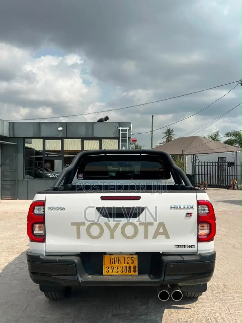 Toyota Hilux 2025 White