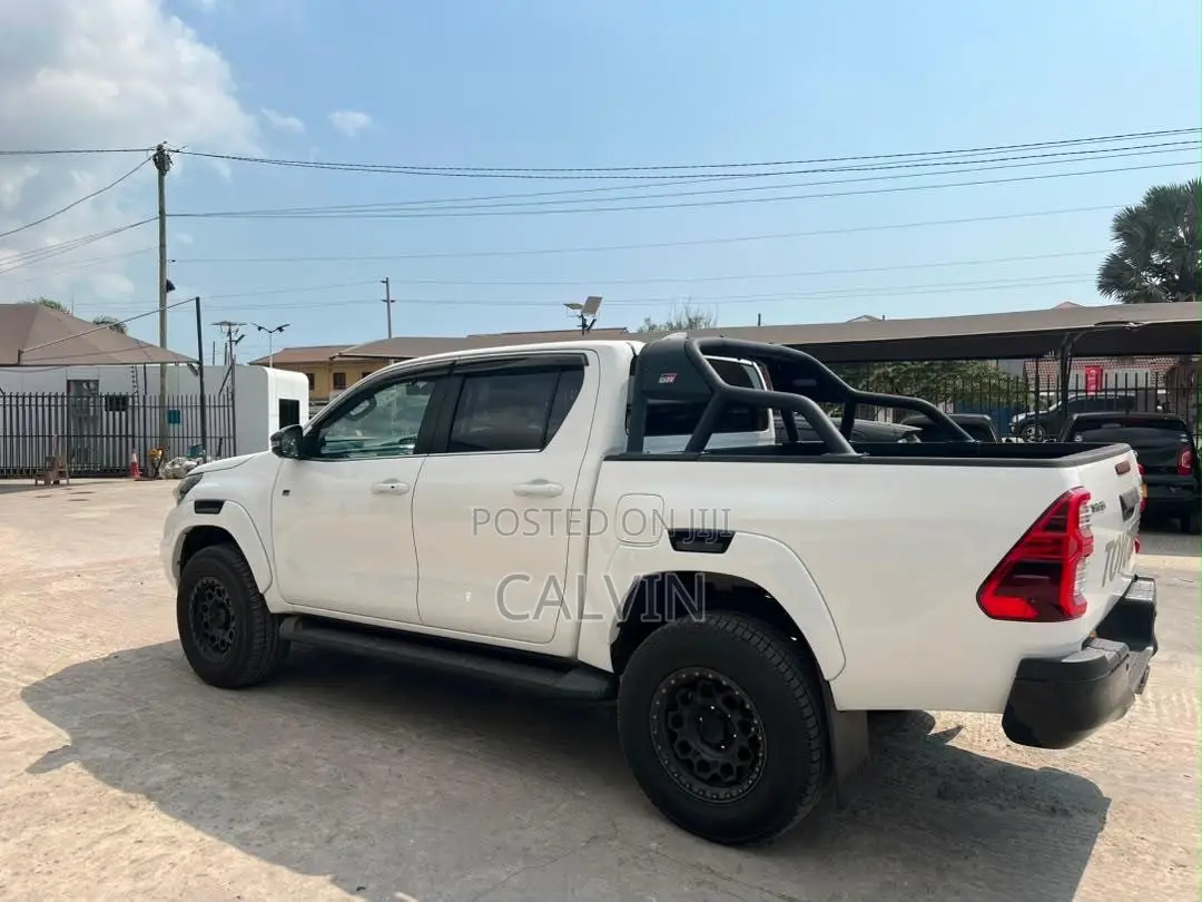 Toyota Hilux 2025 White