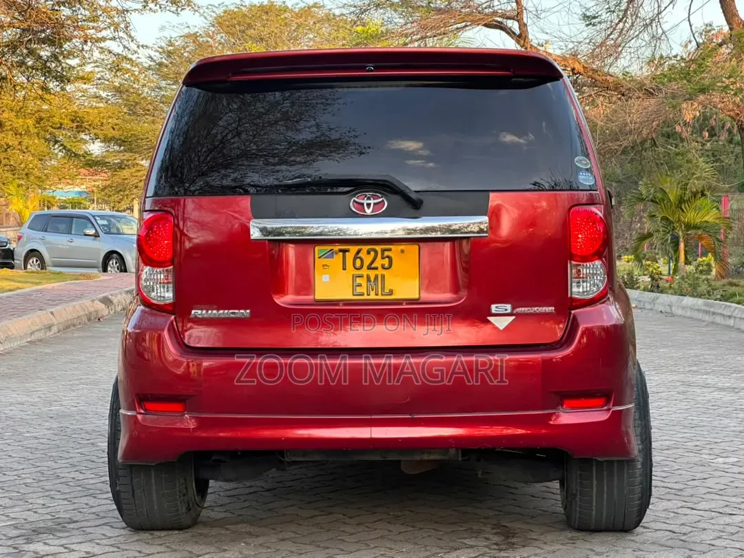 Toyota Corolla Rumion 2011 Red