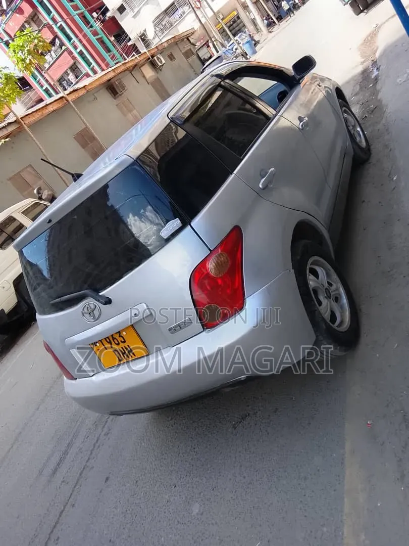 Toyota IST 2004 Silver
