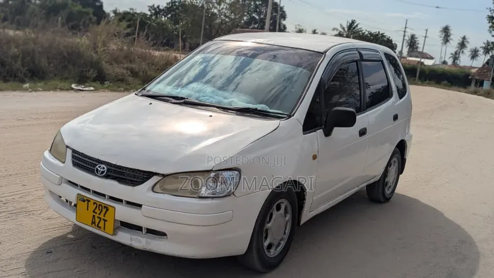 Toyota Corolla Spacio 2000 White