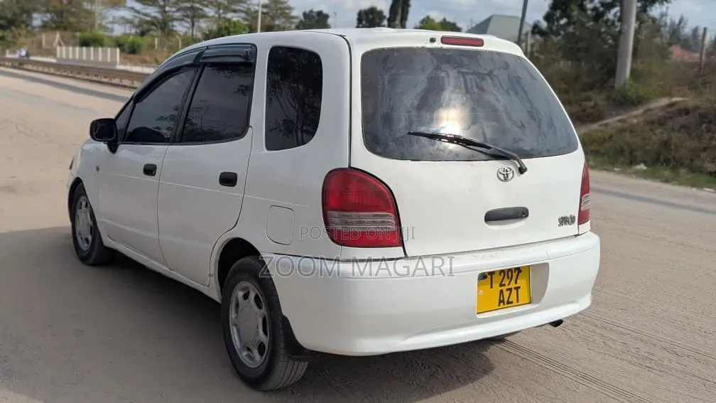 Toyota Corolla Spacio 2000 White