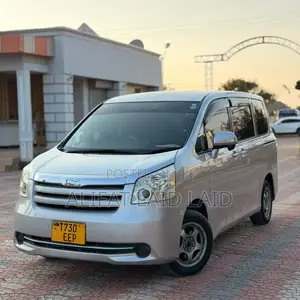 Toyota Noah 2009 Silver