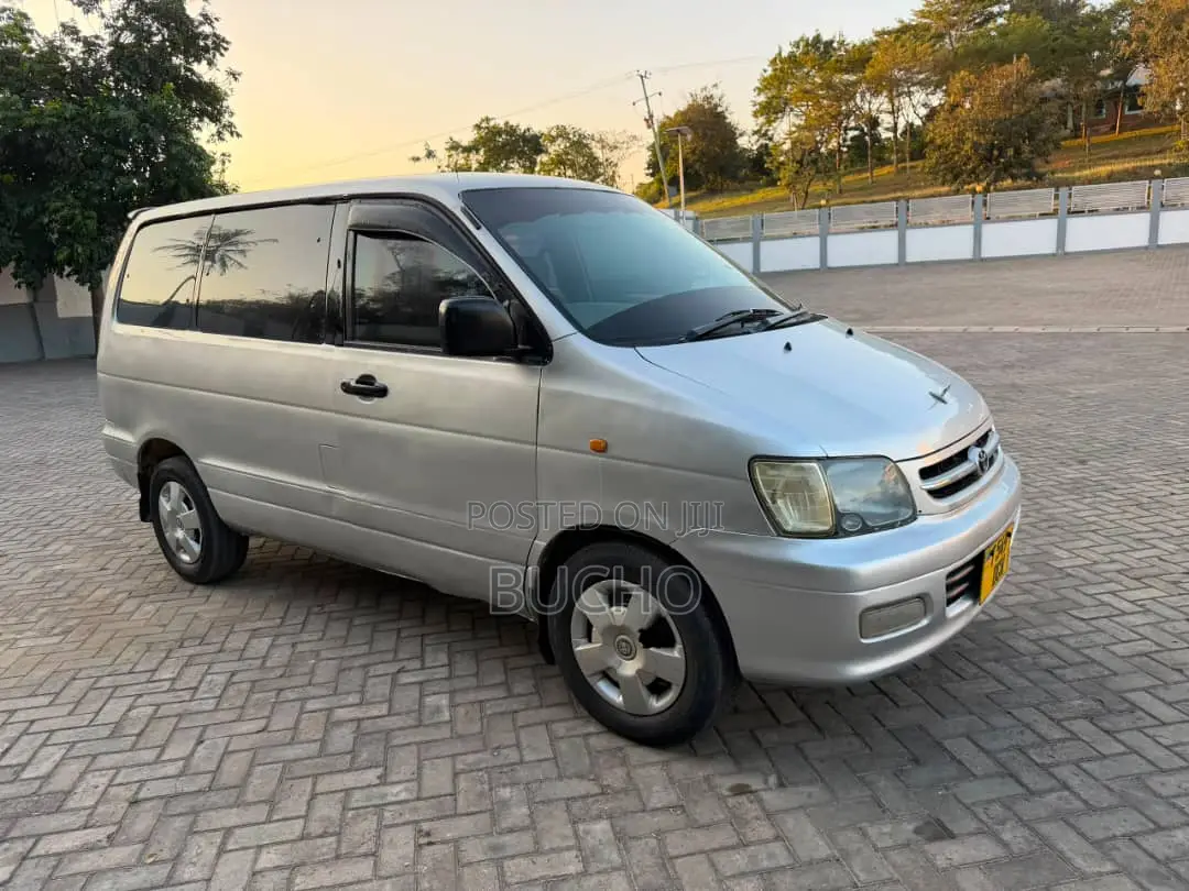 Toyota Noah 2001 Silver