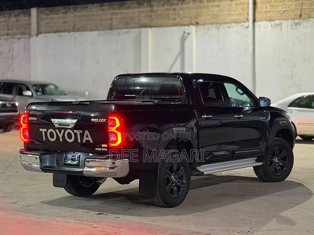 Toyota Hilux 2022 Black