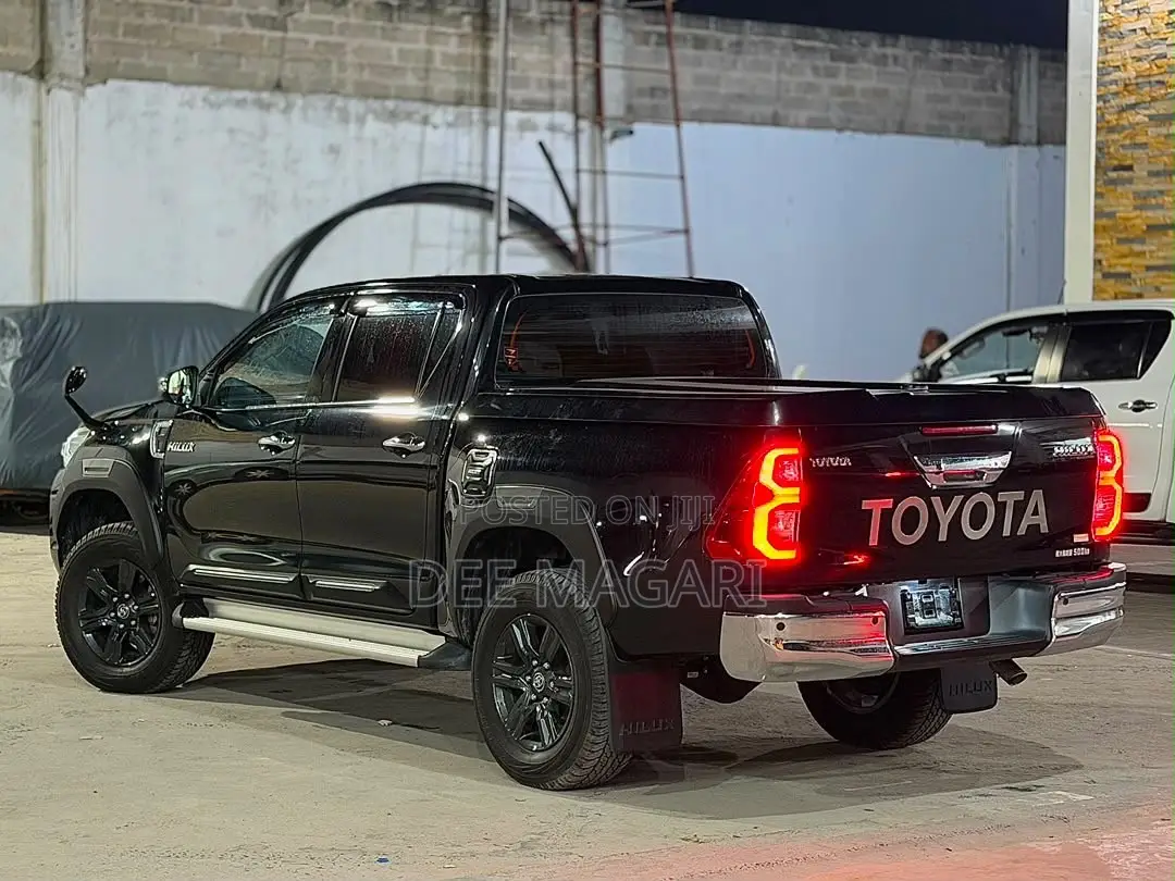 Toyota Hilux 2022 Black