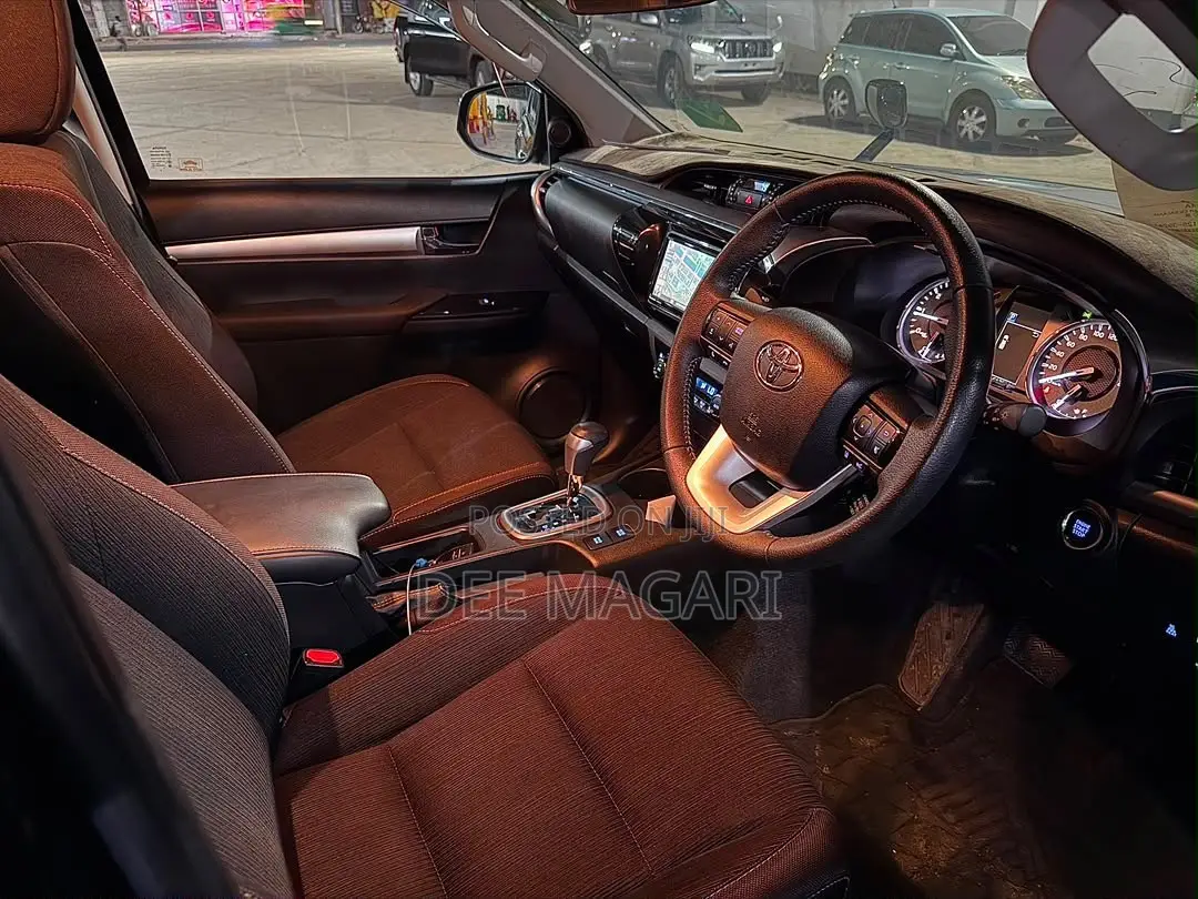 Toyota Hilux 2022 Black