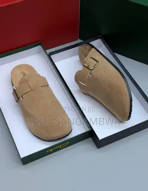 Wauzaji Wa Viatu Haina Zote