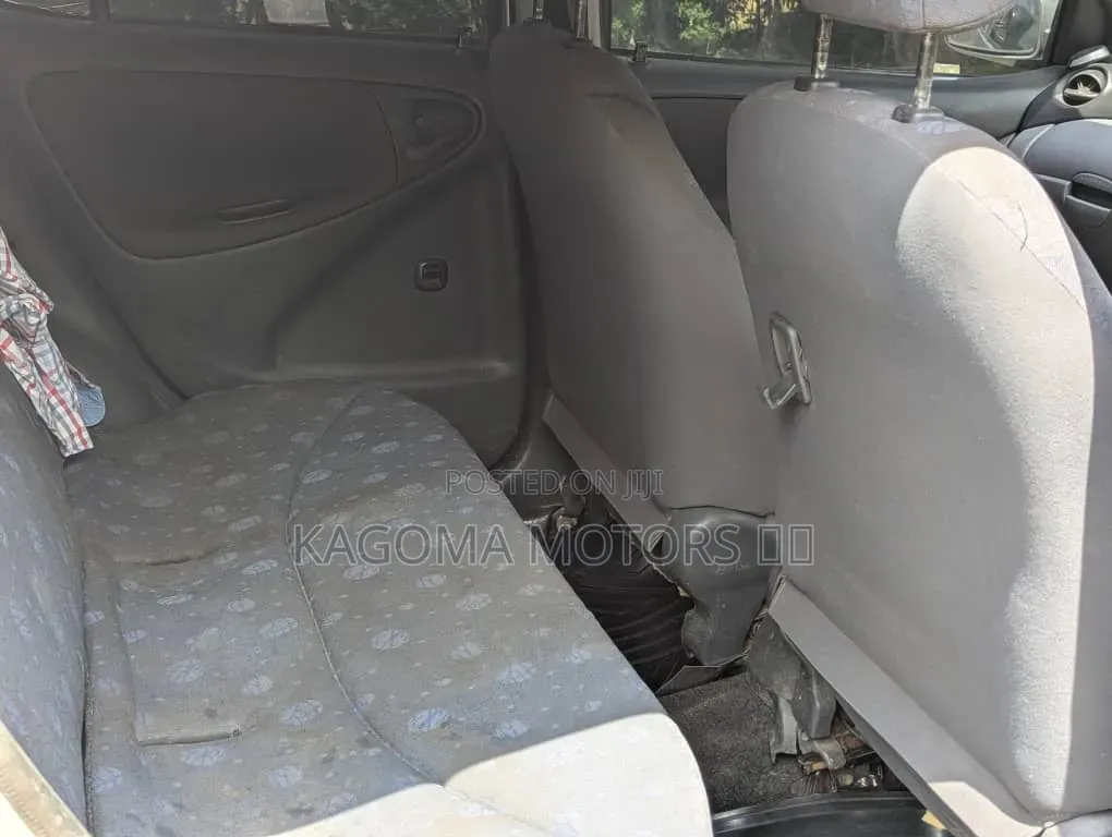 Toyota Vitz 2001 Silver