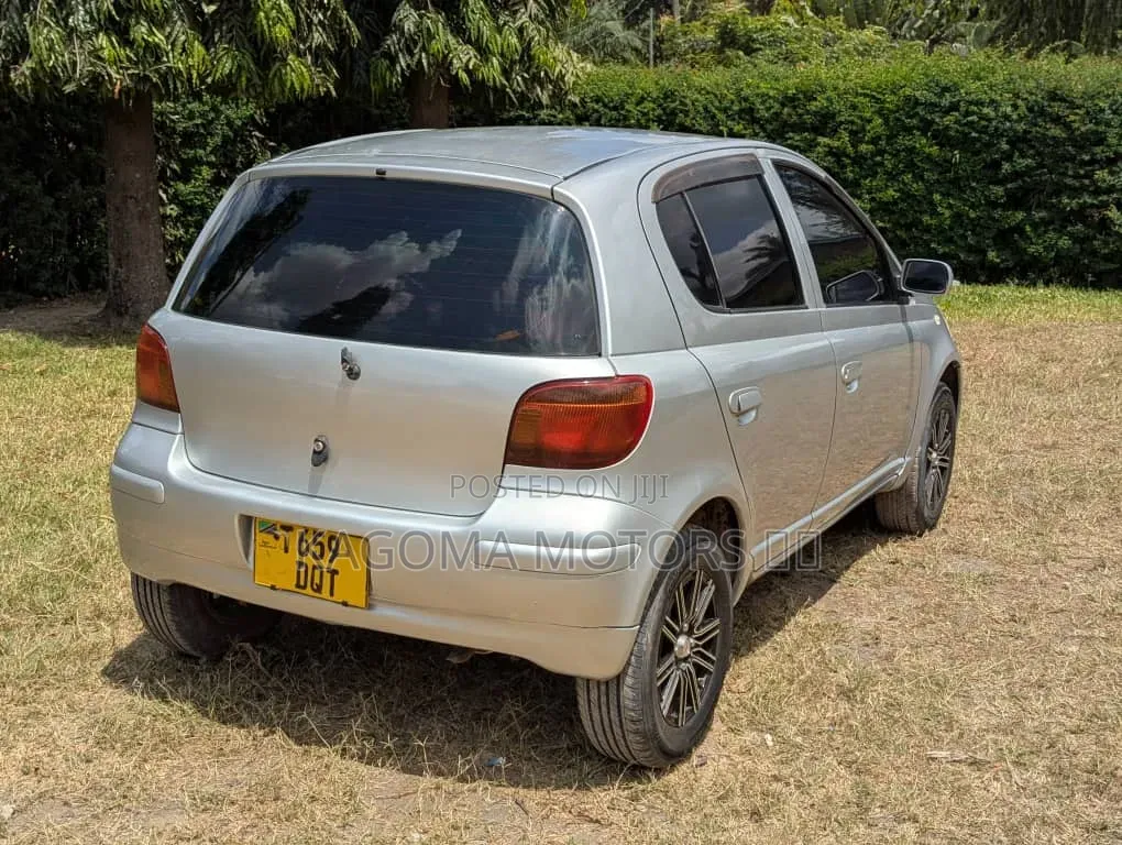 Toyota Vitz 2001 Silver
