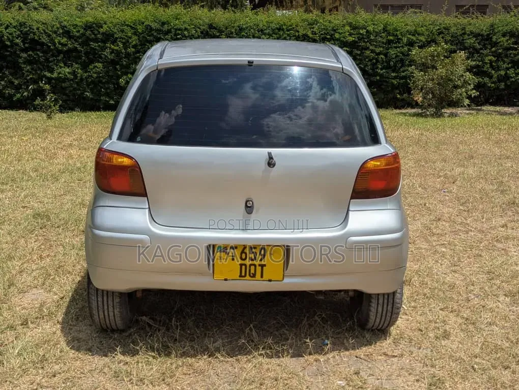 Toyota Vitz 2001 Silver