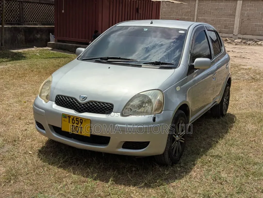 Toyota Vitz 2001 Silver