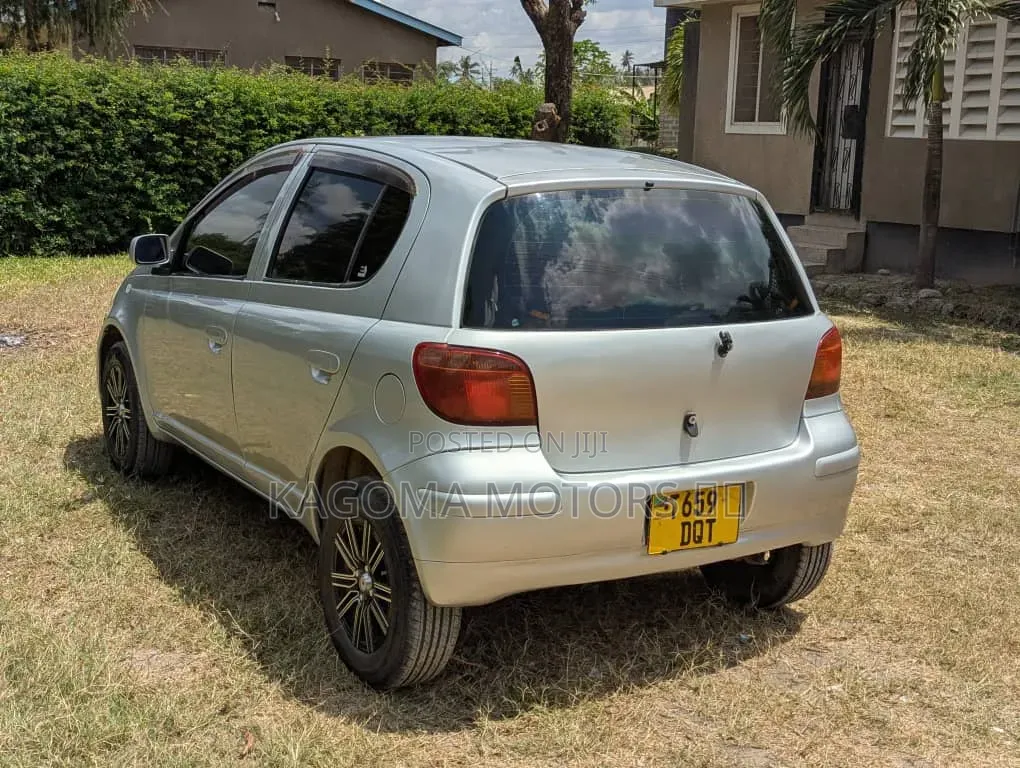Toyota Vitz 2001 Silver