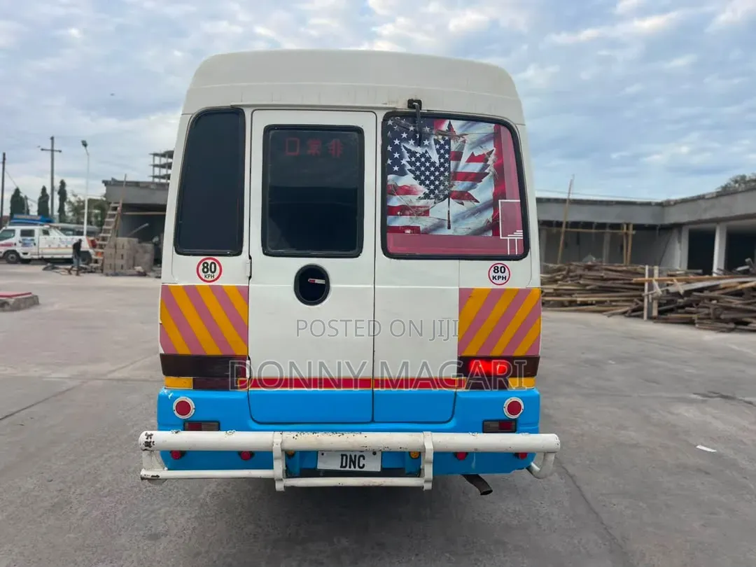 Mitsubishi Fuso Rosa 2000 White