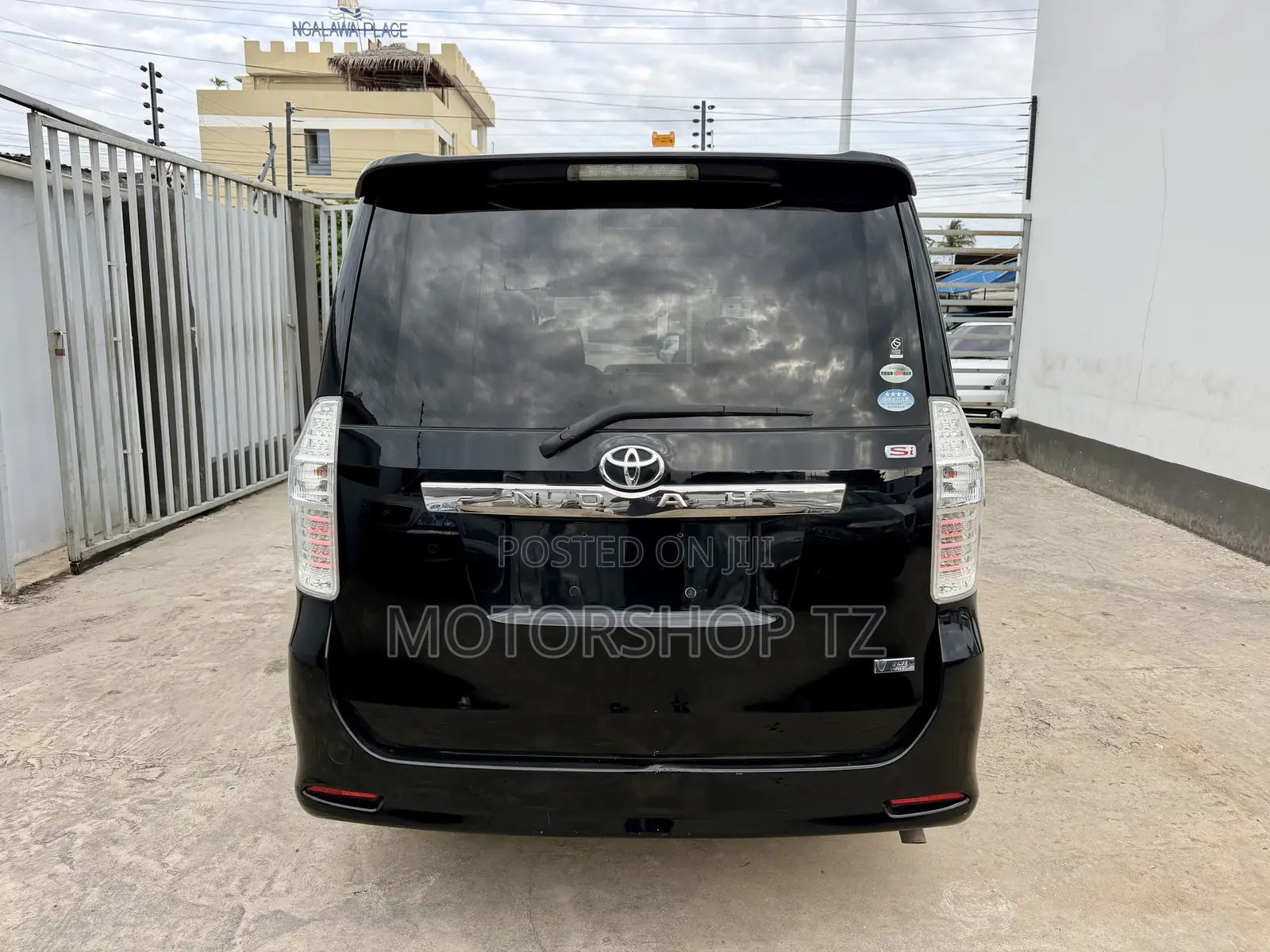 Toyota Noah 2.0 143hp FWD (8 Seater) 2008 Black