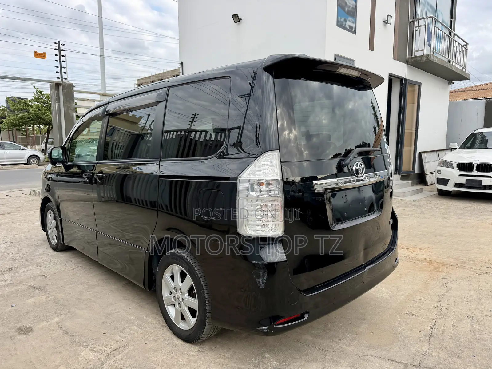 Toyota Noah 2.0 143hp FWD (8 Seater) 2008 Black