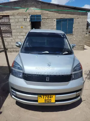 Toyota Noah 2005