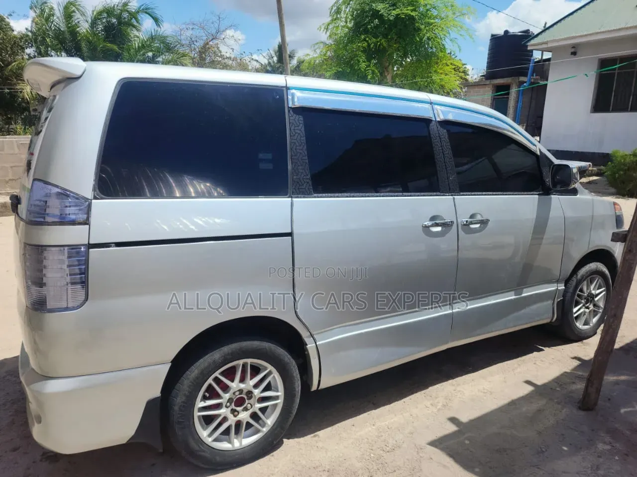 Toyota Noah 2005
